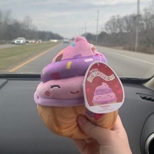 NWT KIMMIE THE VALENTINES DAY CUPCAKE SQUISHMALLOW